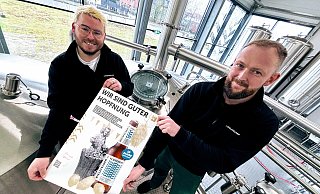 Mike Cacic und Braumeister Torsten Vullriede im Sudhaus der Bielefelder Braumanufaktur in Brackwede - dank der es inzwischen unzweifelhaft ist, dass Bielefelder Bier dort drin ist, wo Bielefelder Bier drauf steht. - Eike J. Horstmann