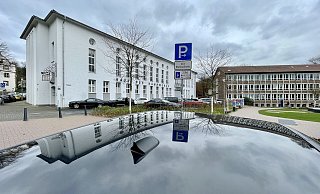 Eine XXL-Koalition im Rat will sich für den Ausbau des Gymnasiums am Waldhof einsetzen. Mit oder ohne Haus des Handwerks (links). - Peter Unger Eine XXL-Koalition im Rat will sich für den Ausbau des Gymnasiums am Waldhof einsetzen. Mit oder ohne Haus des Handwerks (links). - Peter Unger