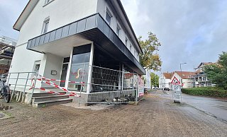 Die Fensterscheibe der Fahrschule ist zersprungen. Die Spuren vom nächtlichen Einsatz sind gut zu sehen. - Peter Heidbrink