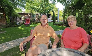 Ludger und Martina Jochmaring aus Brakel haben sich einen Garten geschaffen, der im Sommer ihr Lebensmittelpunkt ist. - Svenja Ludwig Ludger und Martina Jochmaring aus Brakel haben sich einen Garten geschaffen, der im Sommer ihr Lebensmittelpunkt ist. - Svenja Ludwig