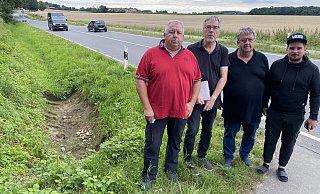 Volkhard Möller (v. l.), Jürgen Meyer, Georg Kuhlmann und Patrick Rotzoll am Rand der Koblenzer Straße. Links hinter ihnen ist der Graben zu sehen, von dem nur ein kleines Stück ausgekoffert wurde. - Dirk Windmöller