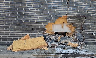 Großes Loch: Die Außenwand der Bäckerei Bertermann wurde durch den Pkw stark beschädigt. - Ilka Gülker