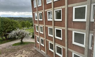 Das Rote Haus der ZUE in Bad Driburg wurde im Jahr 2024 baulich erneuert und bietet nun Platz für 500 Personen. - Ralf T. Mischer