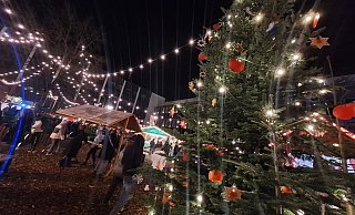 Der "Weihnachtliche Rathausplatz" lädt zum Verweilen ein. - Peter Heidbrink