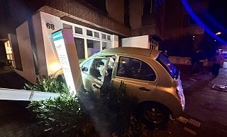 Ein Auto ist auf der Detmolder Straße in Bielefeld gegen eine Hauswand gefahren. - Eike J. Horstmann