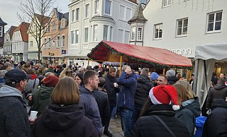 Die Glühweinbuden in der Lübbecker Innenstadt waren zur Mittagszeit an Heiligabend einmal mehr beliebter Treffpunkt der Gäste aus Lübbecke und umzu zur Einstimmung auf das Weihnachtsfest. - Alexandra Stratmeier