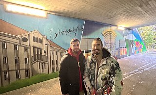 Nick Jakubov (l.) und Reza Jaxon vor ihrem Lieblingsmotiv mit der Schokoladenfabrik. Unmittelbar daneben wurde der Werre-Park verewigt. - Nicole Sielermann