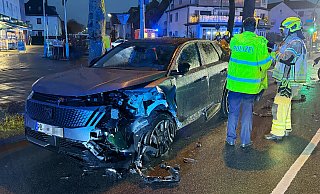 Bei einem Verkehrsunfall auf dem Dr.-Rörig-Damm in Höhe der Einmündung Bayernweg stießen am Donnerstagmorgen ein Peugeot E3008 (Foto) und ein Mercedes ML 320 zusammen. Alle drei Insassen blieben unverlletzt. - Ralph Meyer