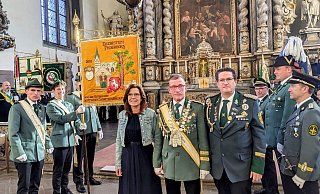 Das neue Diözesankönigspaar Axel und Anke Gebhardt von der St. Sebastian Schützenbruderschaft Bellersen wird von Diözesanbundesmeister Mario Kleinemeier inthronisiert. - Burkhard Battran