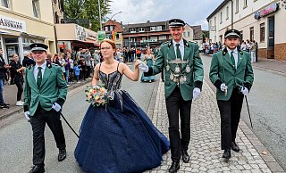 Das Königspaar Felix Hoppe und Mariella Parensen wird in Scherfede gefeiert. - Burkhard Battran