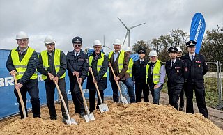 Die Beteiligten freuen sich über den Start für den Neubau des neuen Hegge-Feuerwehrgerätehauses. - Burkhard Battran