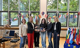 Europaabgeordnete Verena Mertens (2.v.l.) überreicht das Zertifikat des Europäischen Parlaments. Lehrerin Jessica Stefener (v.l.), die Schülerinnen Celia Mpiango, Leah Penner und Emilia Loch sowie Schulleiterin Katrin Höcker-Gaertner betonen die demokratiepolitische Bedeutung der Auszeichnung. - Amelie Halstenberg Europaabgeordnete Verena Mertens (2.v.l.) überreicht das Zertifikat des Europäischen Parlaments. Lehrerin Jessica Stefener (v.l.), die Schülerinnen Celia Mpiango, Leah Penner und Emilia Loch sowie Schulleiterin Katrin Höcker-Gaertner betonen die demokratiepolitische Bedeutung der Auszeichnung. - Amelie Halstenberg