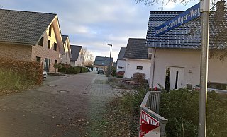 Der Eingang zum Gütersloher Wohngebiet am Marianne Schnittger-Weg. Es liegt deutlich höher als das benachbarte Wohngebiet am Wöstmannsweg. - Philipp Kersten