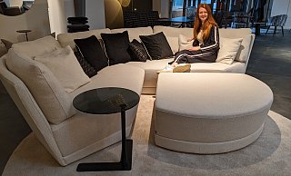 Probesitzen gefällig? Juniorchefin Lea Oberwelland aus dem Kreis Gütersloh tut genau dies auf dem Lounge-Sofa der Reihe "Trick". - Anja Hanneforth