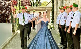Ein strahlendes Königspaar: Nadine und Christian Thebille beim Abholen von der Königsresidenz, wo sie von vielen Zuschauern empfangen wurden. - Carola Drabon