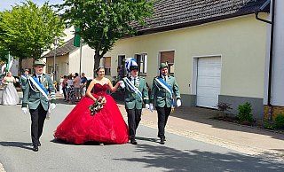 Marvin Stellpflug und seine Königin, Loreen Blömeke im roten Kleid, sind die Regenten in Manrode. - Nicole Kuper