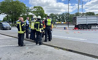 Ein Sattelkipper verlor während der Fahrt auf der A2 ein wenig Flüssigkeit - sehr zur Sorge der Autobahnpolizei. - Thorsten Heß
