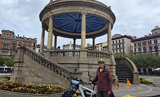 Jürgen Jung mit seinem E-Bike vor dem Musikpavillon auf der Plaza del Castillo in Pamplona. - Privat