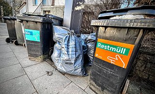 Einige Restmüll- und Biotonnen sind in Bielefeld nach wie vor sehr voll. Auch Sonderabholungs-Säcke stehen an der Straße. - Eike Horstmann