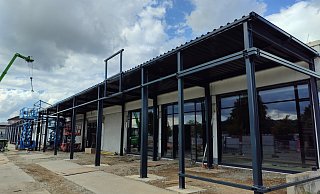 Die Arbeiten im Außenbereich des Brakeler Rewe-Marktes sind gut zu verfolgen. - Moritz Räker