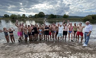 25 mutige Schwimmer stürzten sich bei Lüchtringen in die Weserfluten – die bei 90 Zentimetern Wasserpegel allerdings nicht wirklich schwimmen mussten.?Foto: Manfred Bues - Manfred Bues