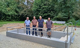 Erster Besichtigungstermin des Tretbeckens (v.l.): Bürgermeister Hubertus Grimm, Ulrich Knipping (Heimat und Verkehrsverein Amelunxen), Florian Seela (Stadt Beverungen), Berthold Schneider (Firma Schulze Tiefbau). - Stadt Beverungen