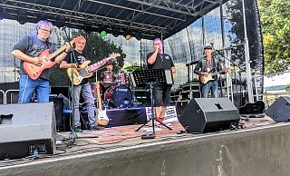 Die Brakeler Kultband Radioburst rockt die Bühne mit ihren Klassikern. - Burkhard Battran