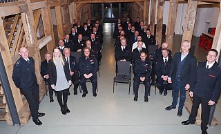 Ein Foto zum Abschied mit allen Kameradinnen und Kameraden wünschten sich Katharina Rheker (vorne links mit Jan Giefers) und Bürgermeister Josef Suermann (vorne rechts mit Wilfried Meyer. - Josef Köhne