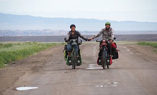 Karin Bezler und Simon Marks sind rund 21.000 Kilometer gefahren. Dieses Foto zeigt sie auf einer Hochstraße in Kirgistan. - Karin Bezler, Simon Marks