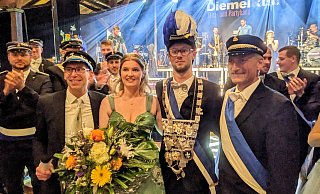 Das neue Stadtkönigspaar Daniel und Theresa Otto erhält die Gratulationen von Bürgermeister Tobias Scherf und dem Schützenvereinsvorsitzenden Lothar Glade. - Burkhard Battran