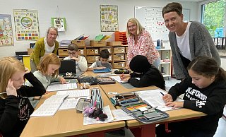 Corinna Golbeck, Klassenlehrerin der 3a (v. l.) und die Schulleiterinnen Andrea Kaumkötter und Eva Strieckmann. - Tasja Klusmeyer