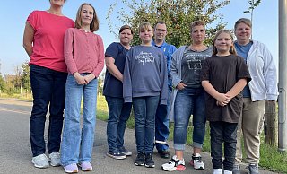 Die Eltern Sabrina Rodenberg (links), Feli und Philipp Grünberg, Sarah Hegerding, Juliane Brockhoff kritisieren den ÖPNV in Minden. Ihre Kinder werden regelmäßig vom Bus stehen gelassen. MT-Foto: - Janina Pietruschka