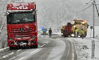 Auf der Bergstraße ist ein Lkw von der Fahrbahn abgekommen. Die Straße muss voll gesperrt werden. - Peter Unger