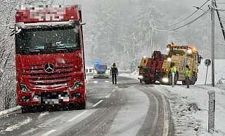 Der Auflieger es roten Lkw hängt schon halb am Hang. Der gelbe Abschlepper muss warten, da die Situation aktuell sehr brisant ist. - Peter Unger Der Auflieger es roten Lkw hängt schon halb am Hang. Der gelbe Abschlepper muss warten, da die Situation aktuell sehr brisant ist. - Peter Unger