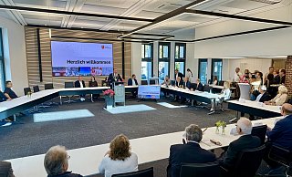Bürgermeister Ulrich Berger begrüßt alle Gäste im neu gestalteten Ratssaal des umgebauten und sanierten Salzkottener Rathauses. - Carola Drabon