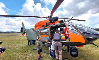 Der SAR Airbus H 145 der Bundeswehr gehört zu den Besonderheiten. Um einen Blick in das Innere, das wie ein Rettungswagen ausgestattet ist, zu werfen, stehen die Besucher Schlange. - Karin Prignitz