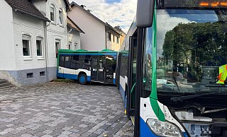 Dieser Bus ist in Altenbeken in eine Hauswand gerollt. - Gemeinde Altenbeken