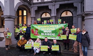 Vor dem Paderborner Rathaus werben Mitglieder der Umweltverbände nochmals für den Erhalt der Baumschutzsatzung. Vergebens. - Birger Berbüsse