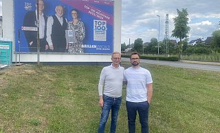 Tim Schütte und Martin Bormann wollen das Projekt gemeinsam realisieren. Sie stehen auf der Fläche, die bebaut werden könnte. - Dirk Windmöller