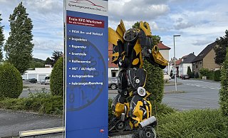 Das Sportwagenzentrum OWL in Bielefeld-Brackwede ist Geschichte. Der markante gelbe "Roboter" hielt bisher allerdings noch Wache. - mika
