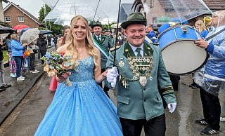 Das Königspaar Vincent Hölzel und Annika Marx strahlt die Sonne an den Himmel. - Burkhard Battran