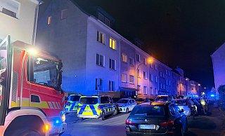 Nachdem die Paderborner Polizei den Mann in Gewalt hat, kontrolliert die Feuerwehr die betroffene Wohnung. - Ralph Meyer