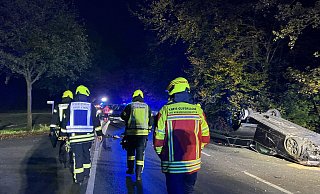 In Harsewinkel kam es auf der Münsterstraße zu einem schweren Unfall, bei dem sich zwei Wagen überschlugen. - Thorsten Heß