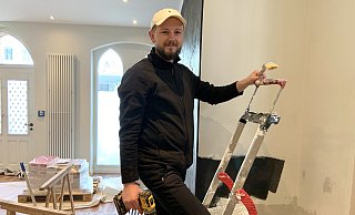 Mateusz Sonnek am neuen Standort für die Tapas-Bar "DeLaCasa" bei Renovierungsarbeiten. - Verena Freiberg