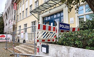 Die Sanierungsarbeiten an der Polizeiwache und dem Jobcenter in Enger konzentrieren sich insbesondere auf den Eingangsbereich. - Jan-Henrik Gerdener