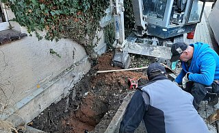 Bei Bauarbeiten vor einem Haus in Warburg-Daseburg hat ein Bagger eine Gasleitung beschädigt und einen Großalarm ausgelöst. - Dieter Scholz
