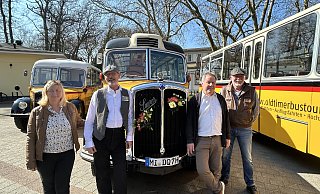 Stefanie Dettmer, Frank Kraul, Jörg Gropp und Stephan Schlomann freuen sich auf den Saisonstart der drei ehemaligen Postbusse. - Nicole Sielermann
