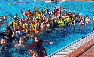 Mit herrlichem Sonnenschein und 21 Grad Wassertemperatur hätte das traditionelle Anschwimmen im Aqua Fun kaum schöner sein können. - Alexandra Stratmeier