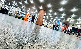 Der Terrazzo-Boden des Jahnplatz-Tunnels glänzt wieder wie neu. Die Oberfläche, über die täglich bis zu 27.000 Bielefelder laufen, wird jeden Tag gründlich gereinigt. - Eike J. Horstmann Der Terrazzo-Boden des Jahnplatz-Tunnels glänzt wieder wie neu. Die Oberfläche, über die täglich bis zu 27.000 Bielefelder laufen, wird jeden Tag gründlich gereinigt. - Eike J. Horstmann