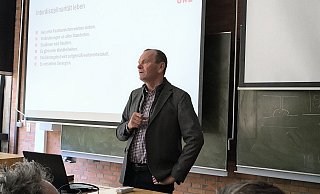 Präsident Jürgen Krahl versucht, den Studenten in Höxter Fragen zur Strukturreform zu beantworten. Für viele Studiengänge gibt es indes noch keinen Zeitplan für den Umzug. - TH OWL